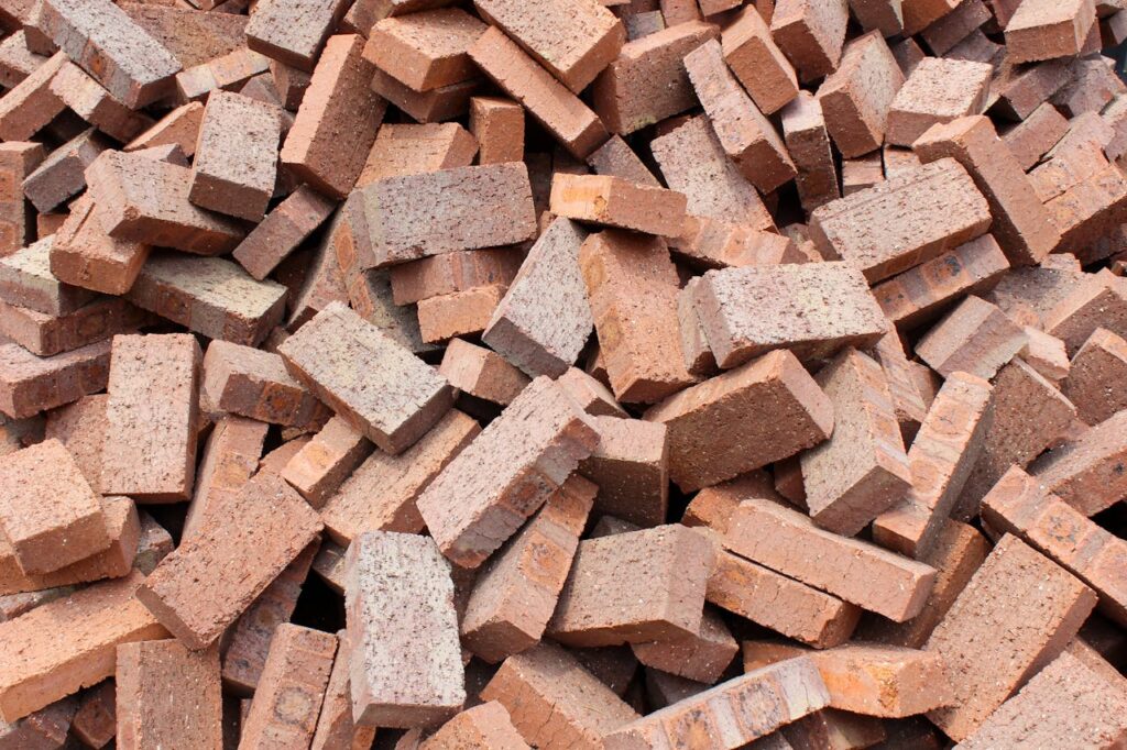 Accueil A large pile of red bricks suitable for construction and building projects in Indonesia.
